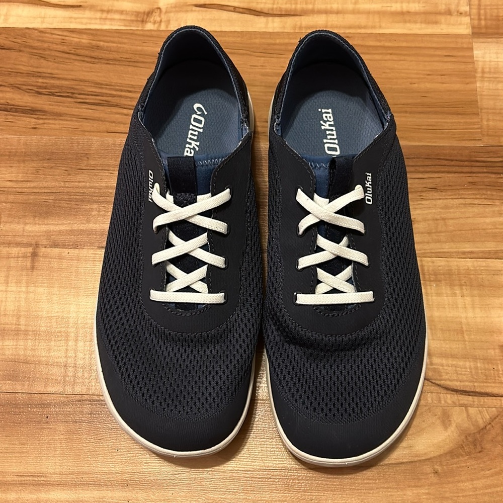 OluKai men’s navy blue size 9.5